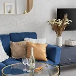 Elegant For Two In The Centre Metro Rondo Onz